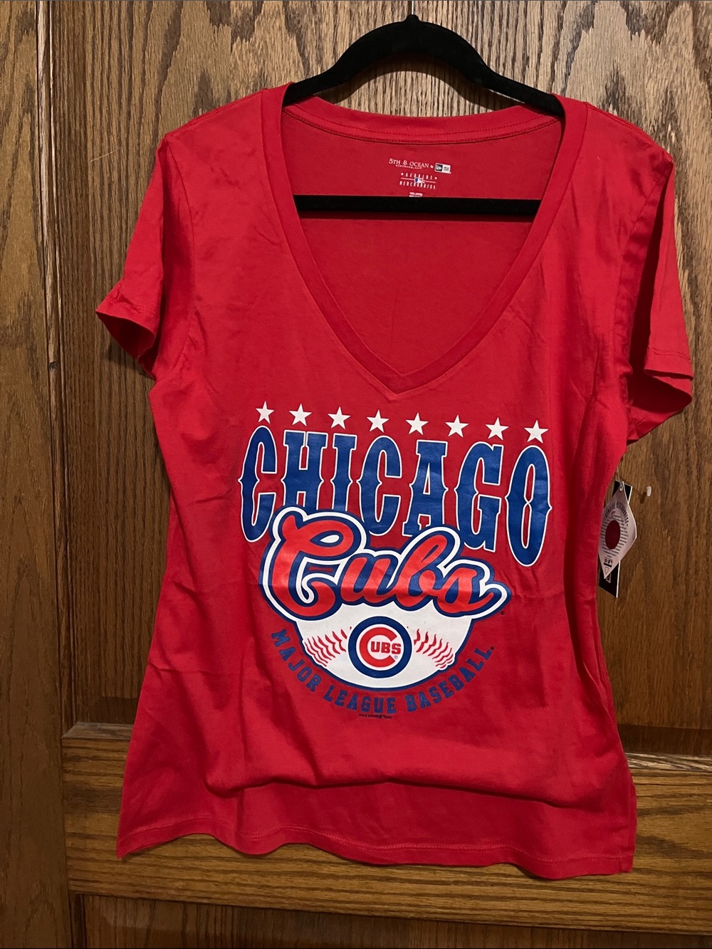 5th & Ocean Red Chicago Cubs V-Neck Graphic Tee